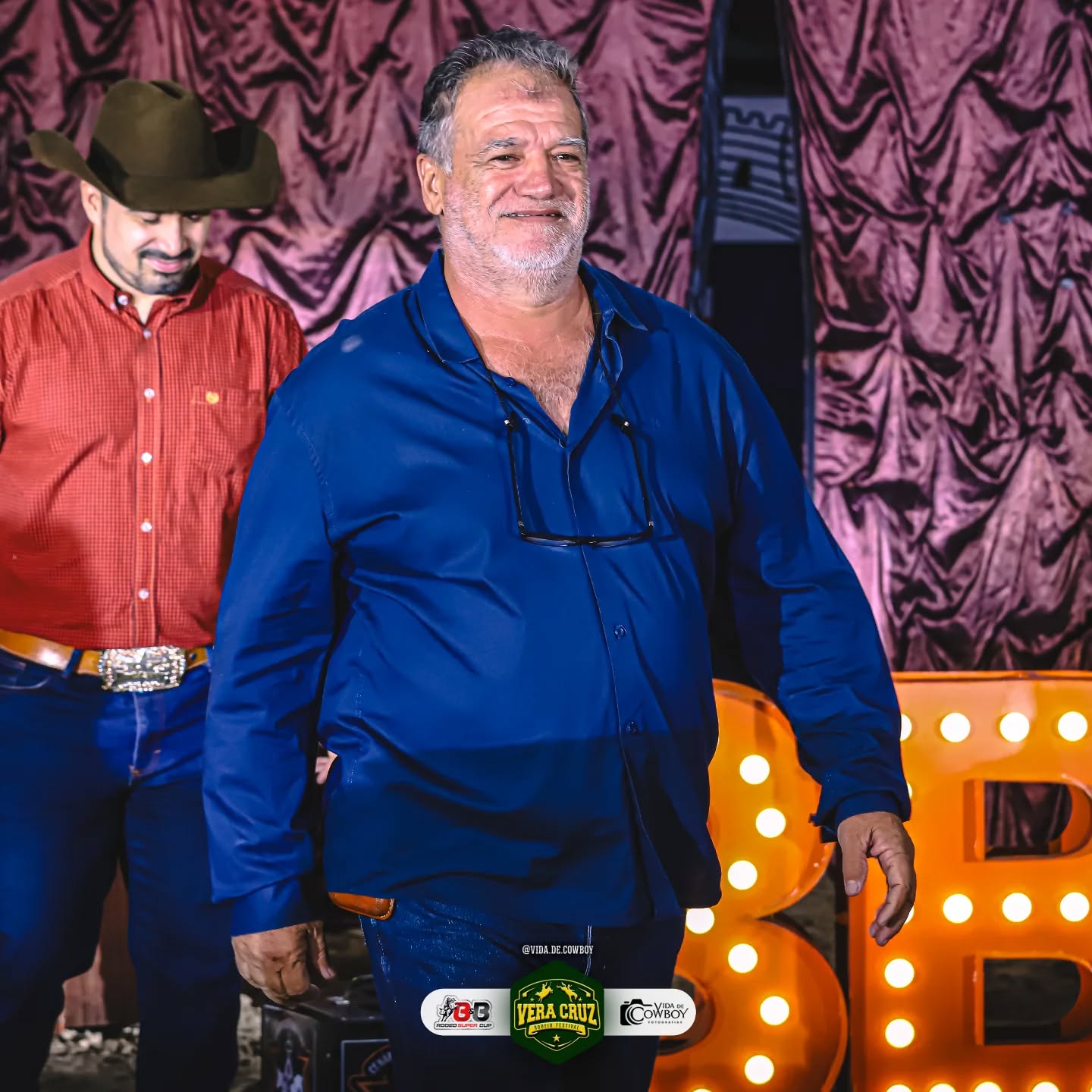 Ulisses do Rodeio em palco durante festa de peão